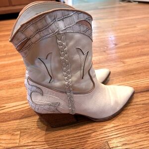 Dolce Vita ivory size 10 cowgirl boots